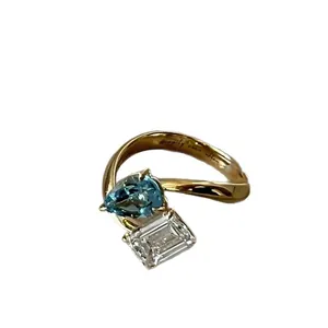 Eleganter Toi et Moi Goldring mit Aquamarin im Birnenschliff und klarem Edelstein
