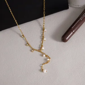 Dettaglio dell'elegante collana in acciaio inossidabile dorato con perle