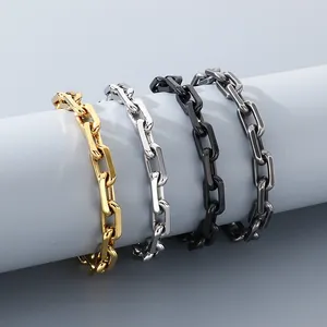 Gros plan de quatre bracelets à mailles en acier inoxydable en or argent noir et gris.