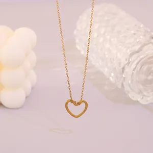 Primo piano di una collana con pendente a cuore vuoto in acciaio inossidabile dorato