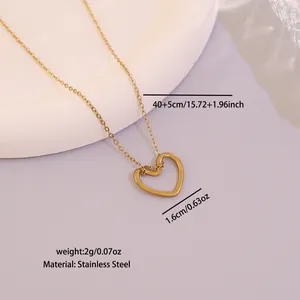 Vista dettagliata di una collana con ciondolo a cuore oro con dimensioni e materiali