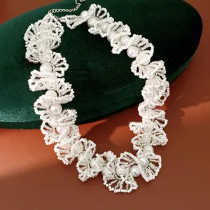 Collana di perle vintage francese con elegante design in pizzo di perline bianche