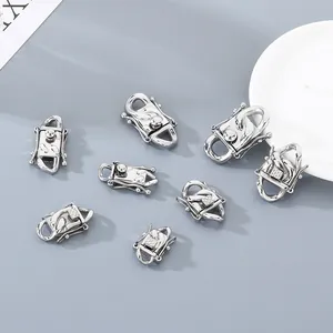 Détail de fermoirs tête de dragon en acier inoxydable pour la création de bijoux.