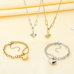 Elegantes Set aus Edelstahl-Herz-Halskette und zweilagigem Armband in Gold und Silber