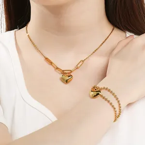 Elegantes Edelstahlschmuckset für Damen mit goldenem Herzanhänger Halskette und Armband