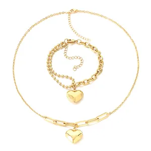 Elegantes Set aus goldfarbenem Edelstahl mit Herzanhängern und Gliederketten Design