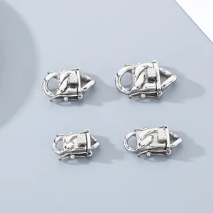Détail de quatre fermoirs en acier inoxydable argenté pour chaînes de bijoux cubaines