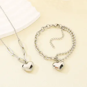 Edelstahl-Set mit Herzanhänger-Halskette und zweilagigem Armband in Silber-Finish