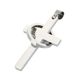 Colgante de cruz de acero inoxidable con anillo entrelazado y texto grabado