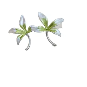 Eleganti orecchini a lobo iris 3D con smalto verde e bianco su base color argento.