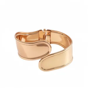 Eleganter roségoldener Metall-Armreif mit unregelmäßigem Kreuzdesign, poliert