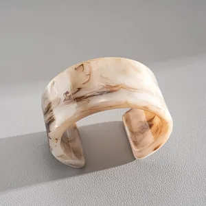 Detailansicht eines unregelmäßigen geometrischen Manschettenarmbands aus Marmorharz