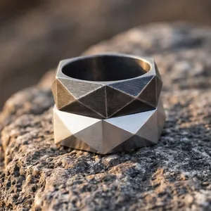 Geometrische 8mm facettierte Edelstahlringe für Herren in Vintage-Grau und Silberoptik