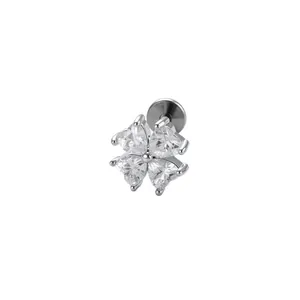Orecchino a quadrifoglio in titanio F136 con zircone a cuore per piercing cartilagine