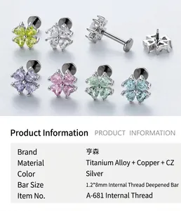 Dettaglio di orecchini a trifoglio in zircone multicolore con design dell'asta a filettatura interna