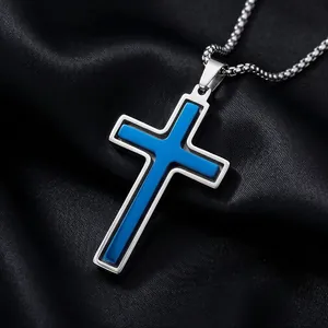 Pendentif croix en acier inoxydable bleu et argent pour hommes sur soie noire.
