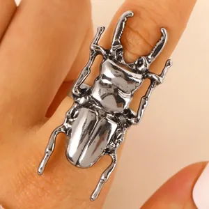 Primo piano di un anello aperto a forma di scarabeo argentato per uomo e donna, stile punk