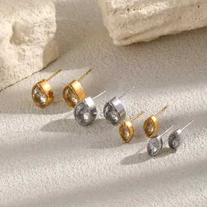 Gros plan de boucles d'oreilles en acier doré 18K avec zircons marquise et poire.
