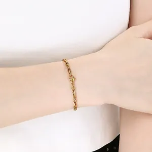 Detailansicht eines minimalistischen goldenen Gliederkettenarmbands aus Edelstahl