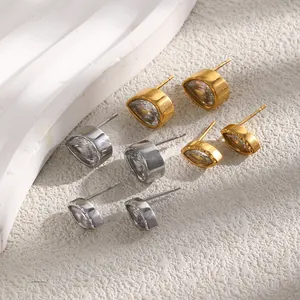 Boucles d'oreilles en acier inoxydable doré 18 carats avec zircons marquise et poire.