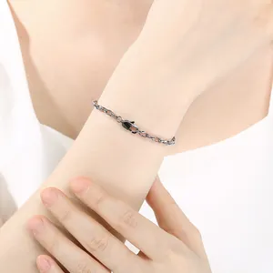 Nahaufnahme eines minimalistischen Lippenketten-Armbands aus Edelstahl am Handgelenk