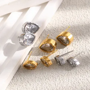 Vue rapprochée de puces d'oreilles en zircon poire et marquise, finitions or et argent
