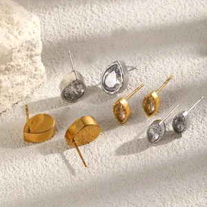 Gros plan de boucles d'oreilles en marquise et goutte avec zircone en or et argent