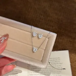 Elegantes funkelndes Schmuckset mit herzförmigem Zirkonia Halskette und Ohrringen.