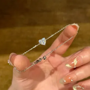 Detailansicht eines eleganten silbernen Herz-Zirkonia-Armbands mit Schiebeverschluss.