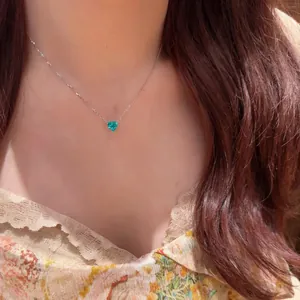 Detailansicht einer eleganten Halskette mit herzförmigem Zirkonia-Anhänger an einem Modell