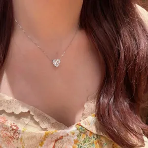 Elegante silberne Halskette mit funkelndem herzförmigem Zirkonia-Anhänger am Modell