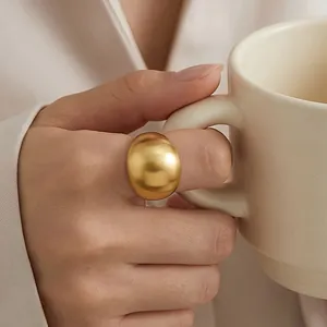 Klobiger goldener Edelstahl-Domring mit elegantem mattem Finish für Damen