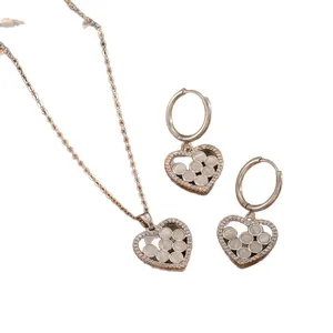 Parure de bijoux en acier inoxydable or rose avec pendentif cœur, perles et zircons.