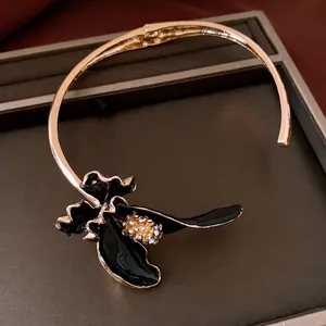 Girocollo vintage stile francese con fiore in smalto nero e accenti di cristalli lucenti