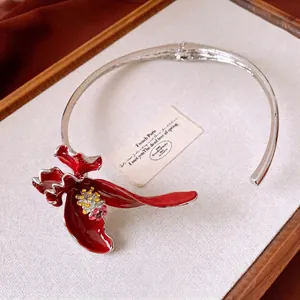 Girocollo vintage stile francese con fiore in smalto e decorazione di strass scintillanti