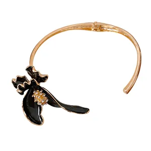 Elegante girocollo a fiore vintage francese con smalto nero e dettagli in cristallo.