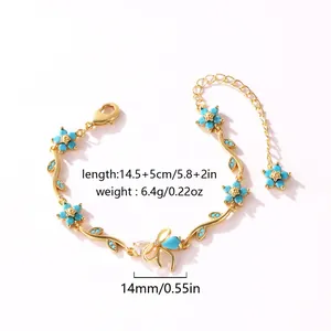 Vue détaillée d'un bracelet doré avec des fleurs bleues et un nœud en zircon