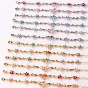 Variété de bracelets en zircon colorés avec nœud et motif de feuille en or et argenté