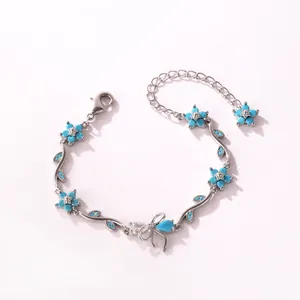 Détail en gros plan d'un élégant bracelet argenté avec nœud papillon et feuilles