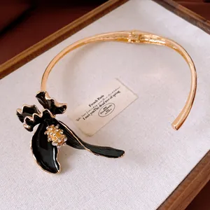 Dettaglio di collana vintage francese con fiore in smalto nero e cristalli lucidi