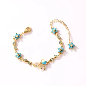 Vue détaillée du bracelet branche fleurie dorée avec pierres bleues style turquoise