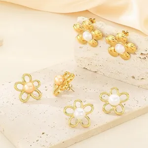 Boucles d'oreilles fleurs dorées de style vintage français avec perles sur socle en pierre