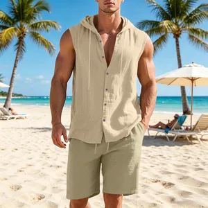 Completo uomo beige con camicia in lino senza maniche con cappuccio e pantaloncini.