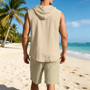 Dettaglio posteriore di un completo estivo da uomo in lino con cappuccio sulla spiaggia