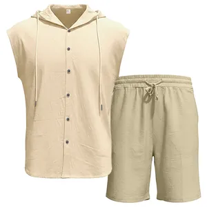 Vista frontale di camicia in lino senza maniche con cappuccio e pantaloncini set