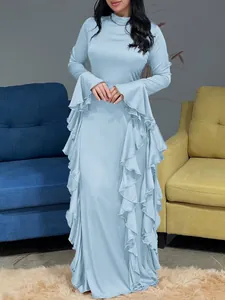 Robe longue bleu clair avec détails à volants élégants et manches longues sur mannequin