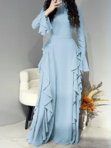 Robe longue élégante bleu clair à manches longues et détails de volants en cascade
