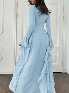 Robe longue élégante bleu clair à manches longues avec détails de volants en cascade.