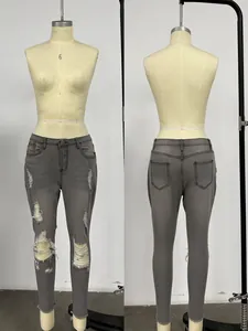Vorder- und Rückansicht von grauen High-Waist-Ripped-Skinny-Jeans an einer Puppe.