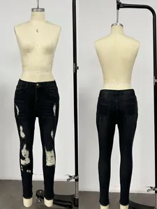 Detailansicht der schwarzen Skinny-Jeans mit hoher Taille und modischen Rissen